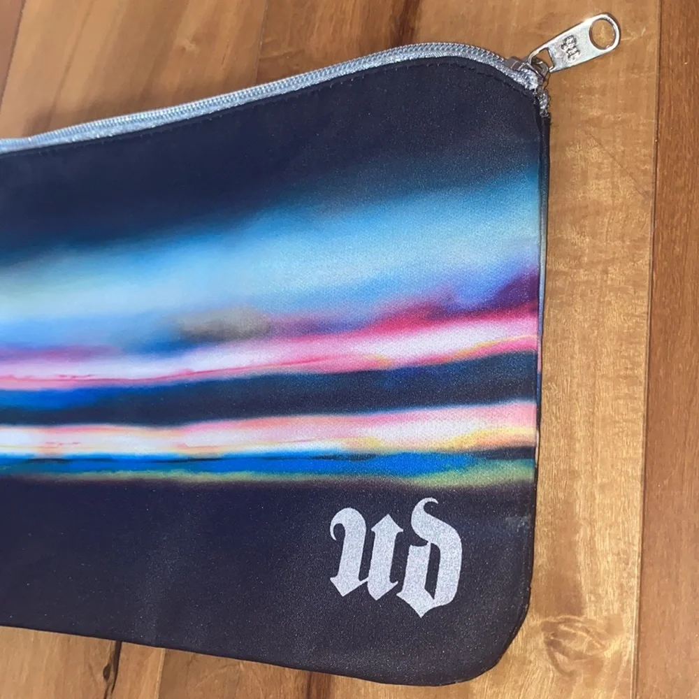 LIKE NEW - URBAN DECAY LIMITED EDITION ZIPPERED MAKEUP BAG